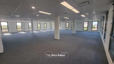 Office in Décines-Charpieu for lease Interior Photo- Image 2 of 7