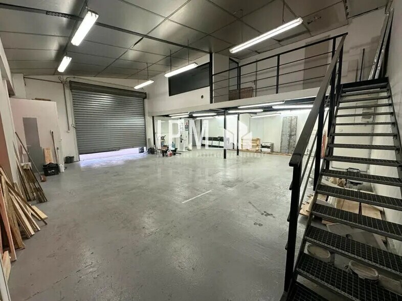 Retail in Aubagne for sale - Interior Photo - Image 1 of 5