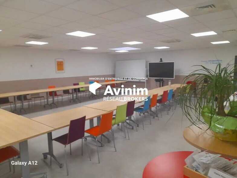 Office in Saint-Jean-le-Blanc for lease - Building Photo - Image 3 of 12