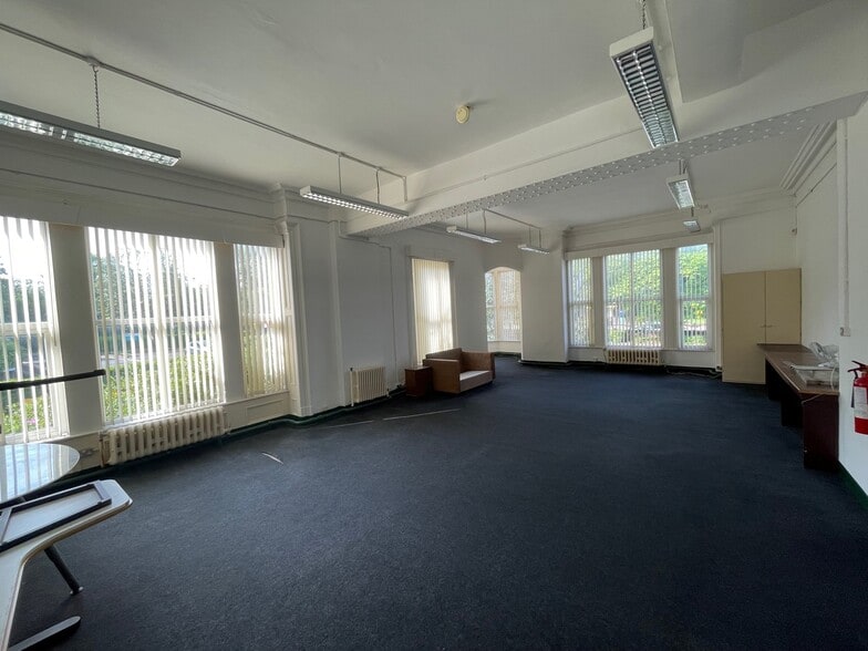 Crosby Rd N, Liverpool for lease - Interior Photo - Image 3 of 3
