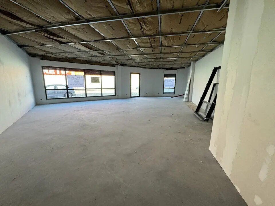 Retail in Valence for lease Building Photo- Image 1 of 8