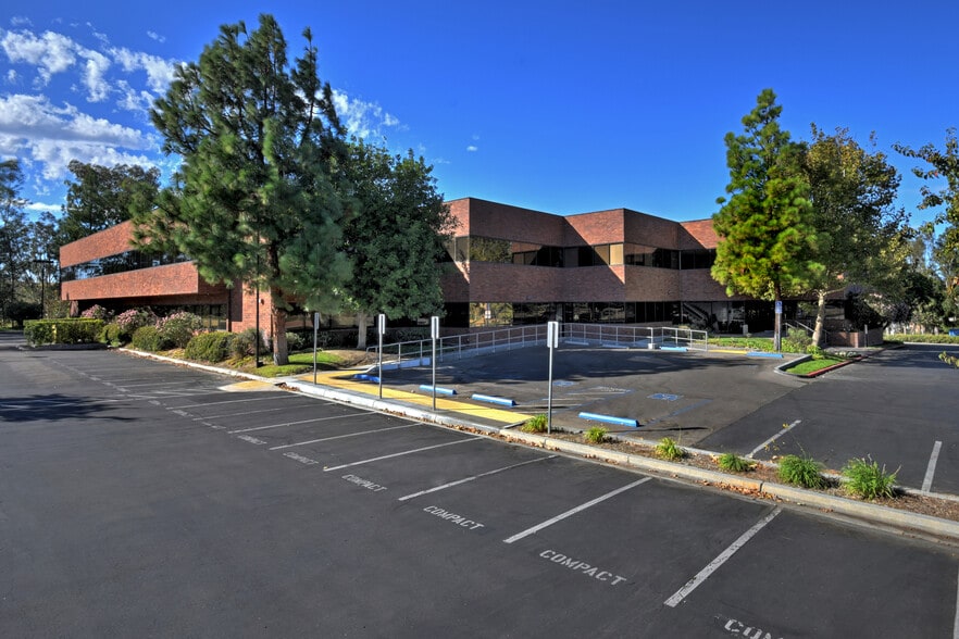 27201 Tourney Rd, Valencia, CA for lease - Building Photo - Image 2 of 7