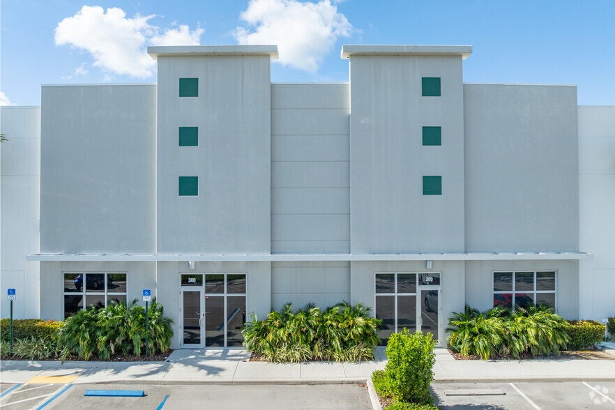 2751 Commerce Center Way, Pembroke Park, FL for lease - Building Photo - Image 3 of 5