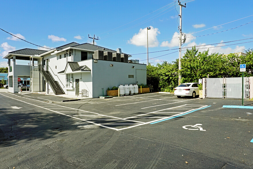 2010 Wilton Dr, Wilton Manors, FL for sale - Building Photo - Image 3 of 15