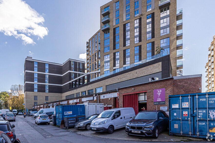 Lombard Rd, London, SW11 3SS