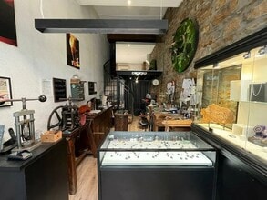 8 Place Du Marché, Lyon for lease Interior Photo- Image 1 of 3