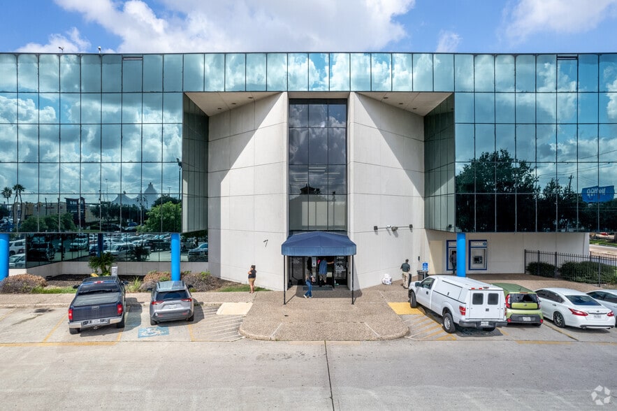 2900 Woodridge Dr, Houston, TX for lease - Building Photo - Image 3 of 4