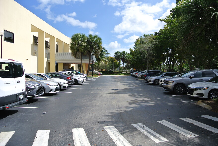 3800 W Broward Blvd, Fort Lauderdale, FL for lease - Building Photo - Image 3 of 7