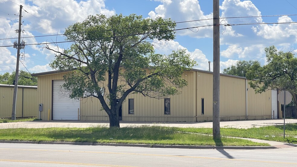 2437 S Meridian Ave, Wichita, KS for lease - Building Photo - Image 1 of 4