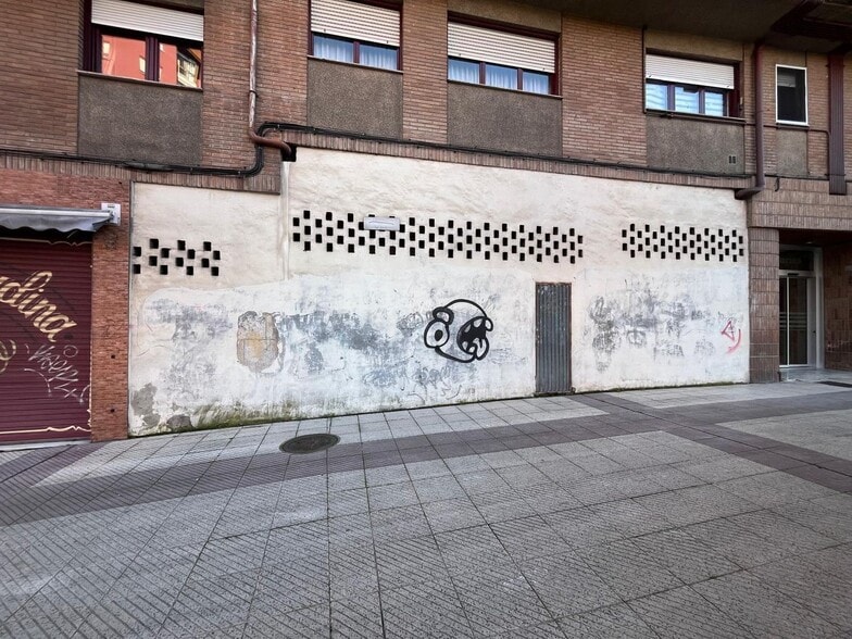 Retail in Oviedo, Asturias for sale - Building Photo - Image 1 of 9