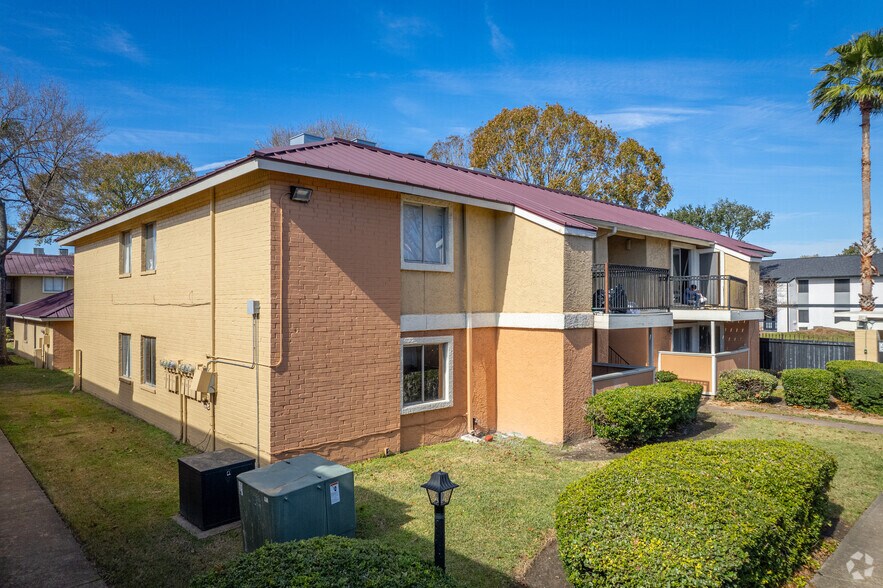 9801 Meadowglen Ln, Houston, TX for sale - Primary Photo - Image 1 of 1