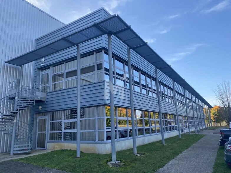 Industrial in Combs-la-Ville for lease - Building Photo - Image 3 of 9