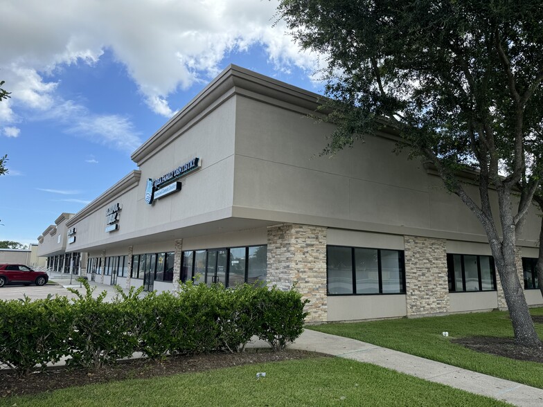 391 Columbia Memorial Pky, League City, TX for lease - Building Photo - Image 1 of 8