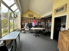 Office in Versailles for lease Interior Photo- Image 1 of 2
