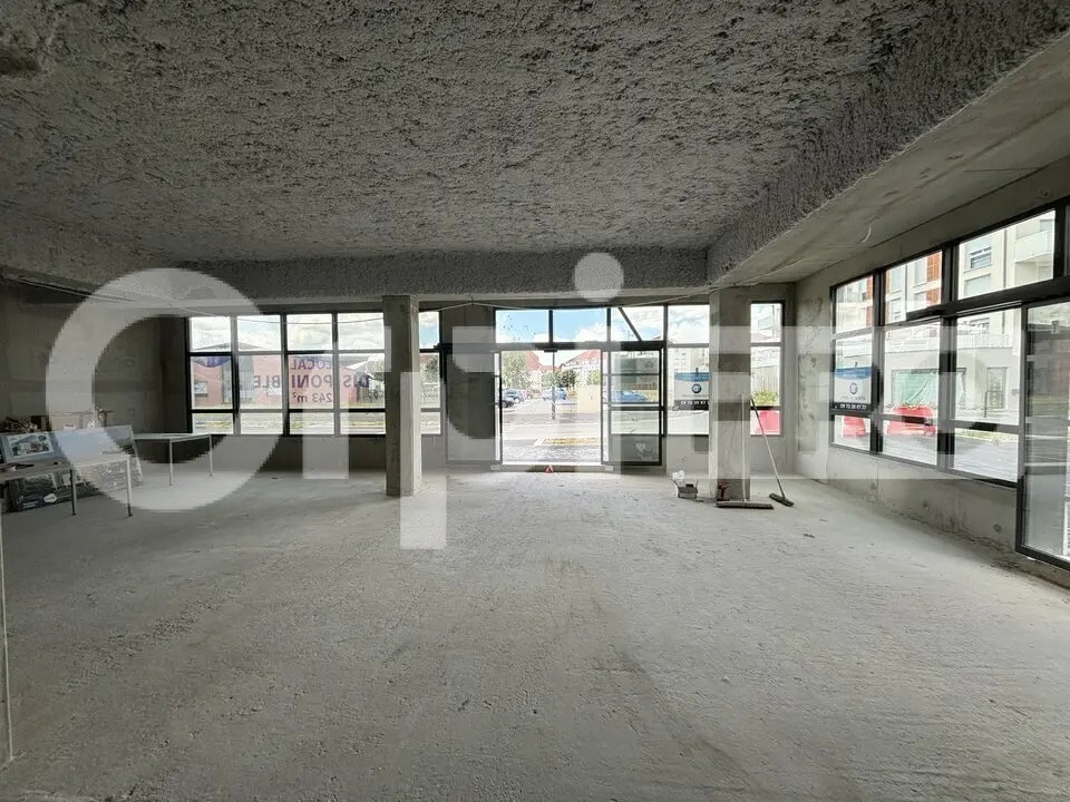 Retail in Compiègne for sale Building Photo- Image 1 of 4