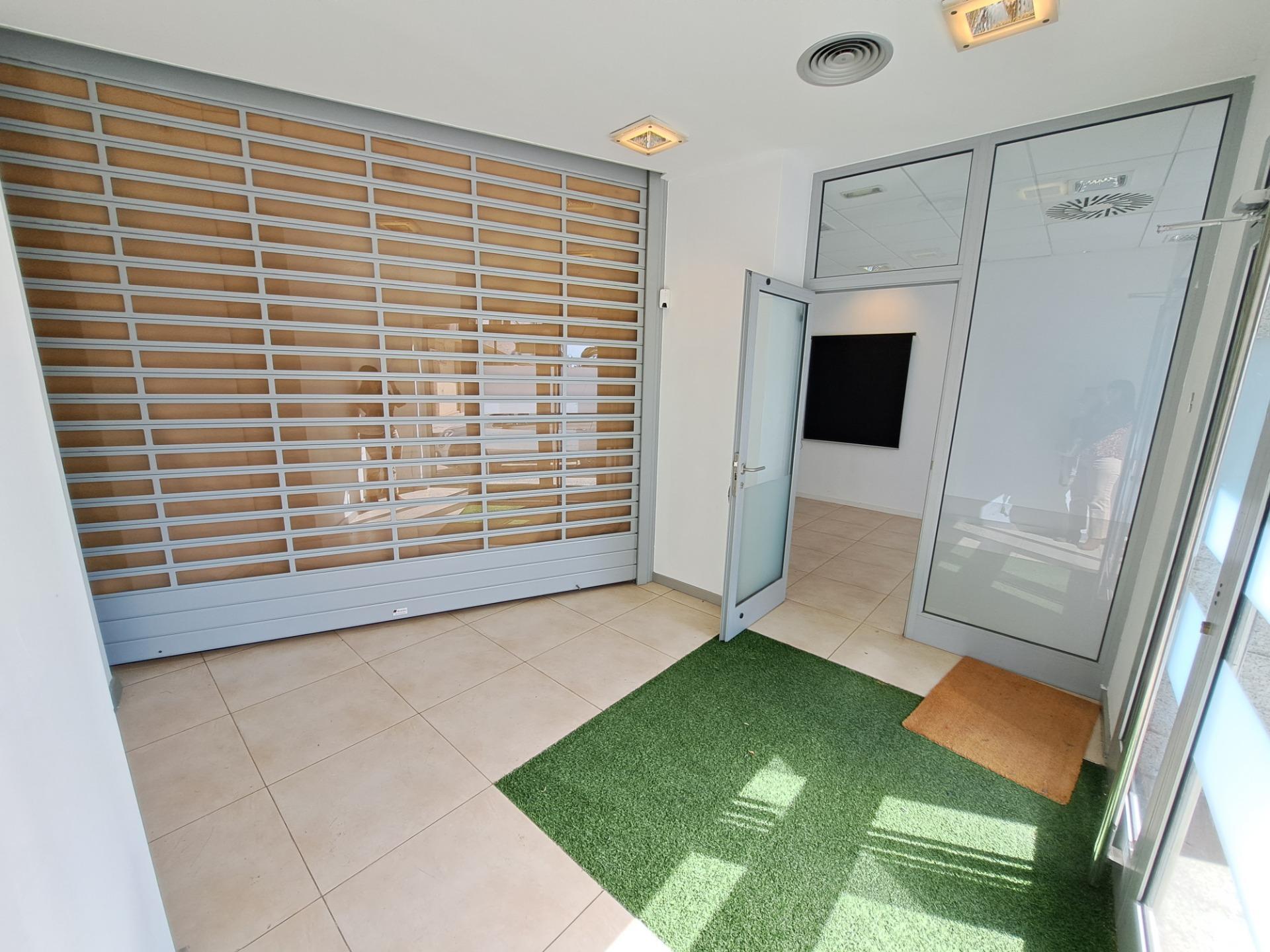 Retail in Carcaixent for sale Building Photo- Image 1 of 12