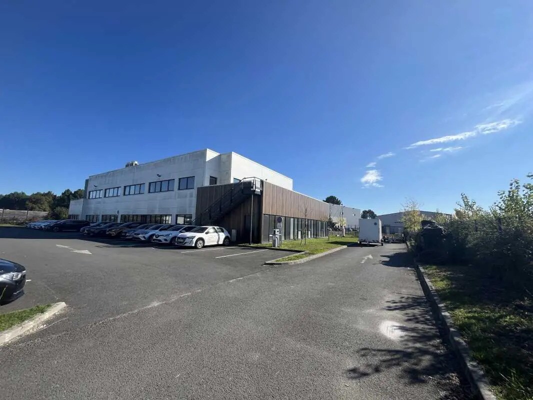 Office in Saint-Jean-d'Illac for lease Building Photo- Image 1 of 14