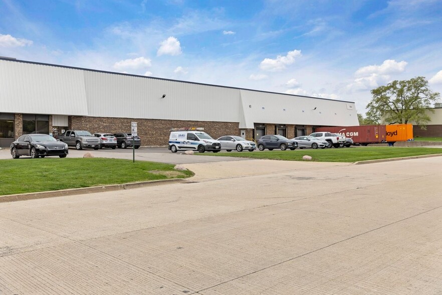 794-854 Golf Ln, Bensenville, IL for lease - Building Photo - Image 1 of 3