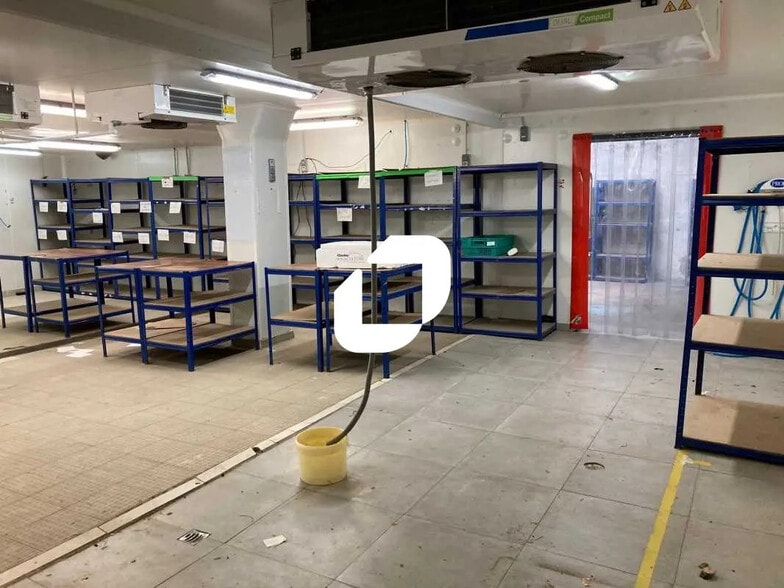 Flex in Montreuil for lease - Interior Photo - Image 2 of 6