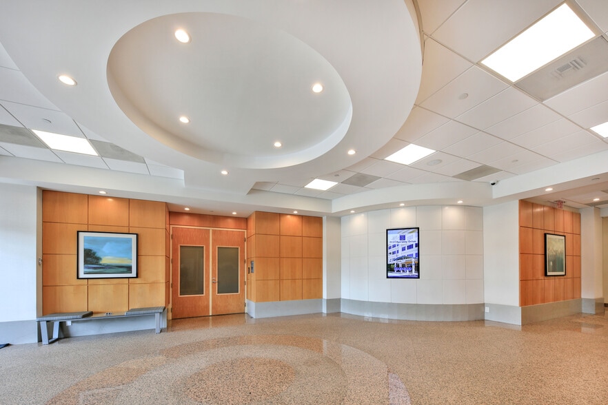 7108-7121 Fairway Dr, Palm Beach Gardens, FL for lease - Interior Photo - Image 3 of 24