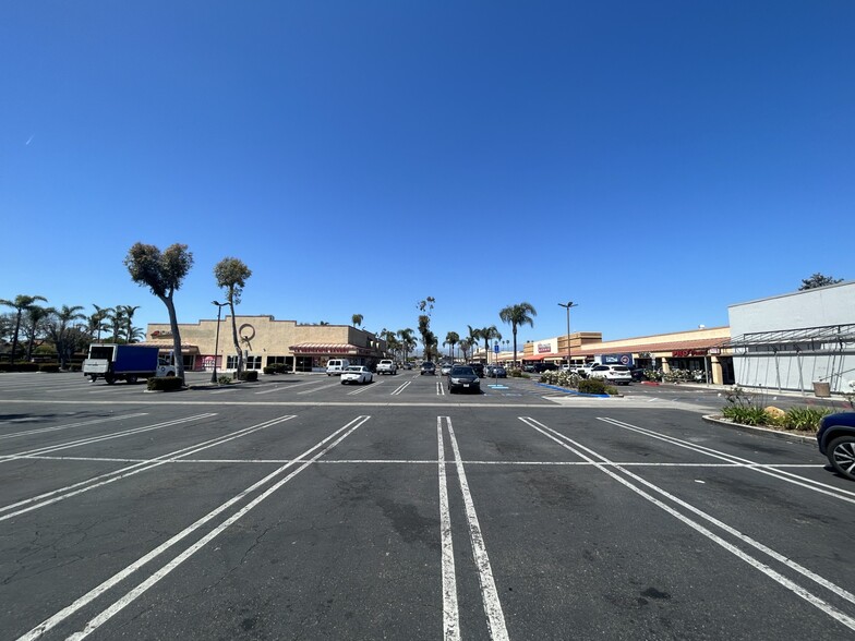 702-944 N Ventura Rd, Oxnard, CA for lease - Building Photo - Image 3 of 3