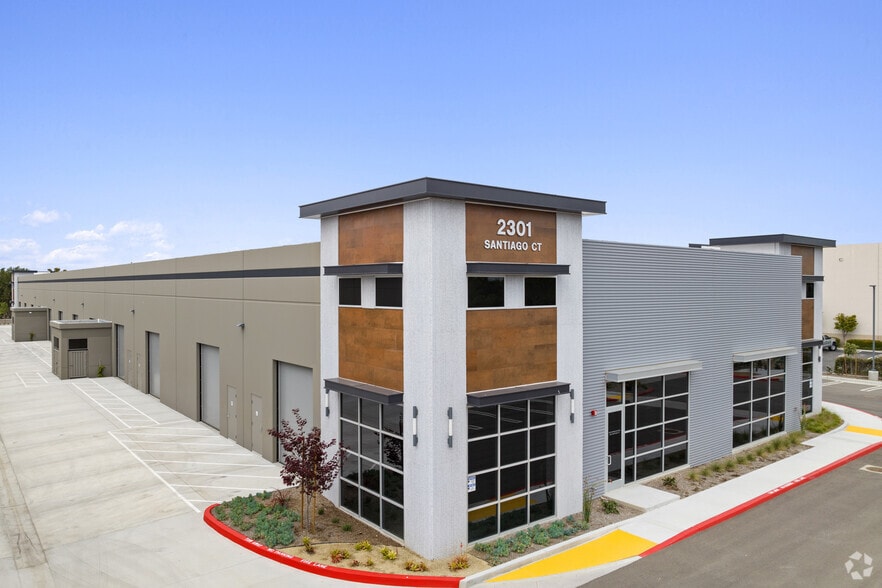 2301 Santiago Ct, Oxnard, CA for sale - Primary Photo - Image 1 of 18