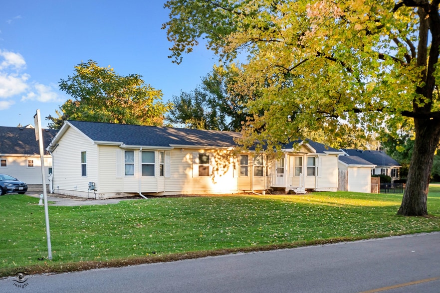 1158 McDonald Ave, Aurora, IL for sale - Primary Photo - Image 1 of 1