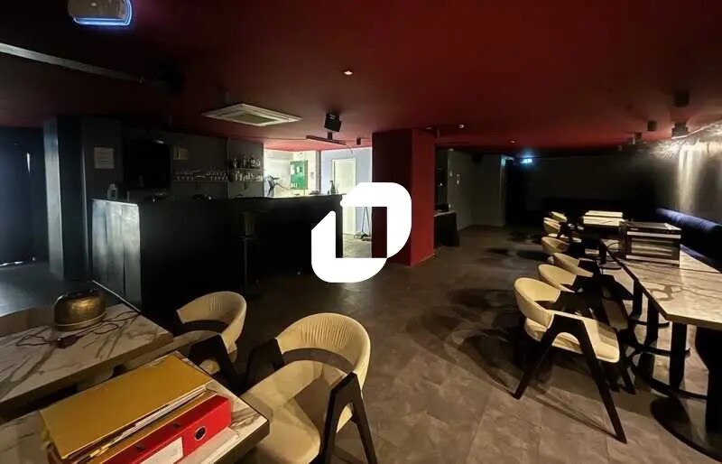 Retail in Paris for lease - Interior Photo - Image 1 of 3