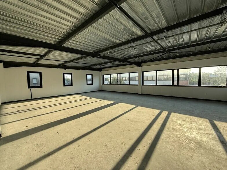 Flex in Villeneuve-la-Garenne for lease - Interior Photo - Image 3 of 8