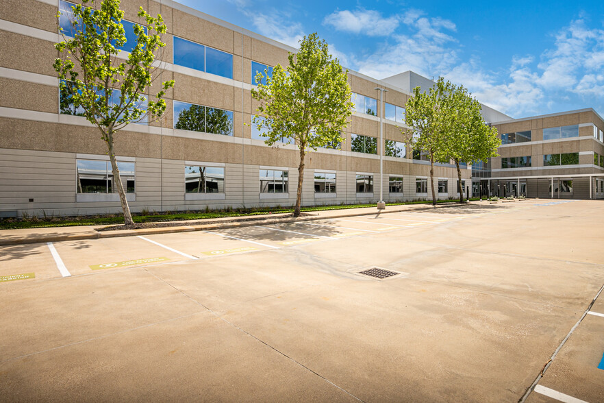 11210 Equity Dr, Houston, TX for lease - Building Photo - Image 2 of 14