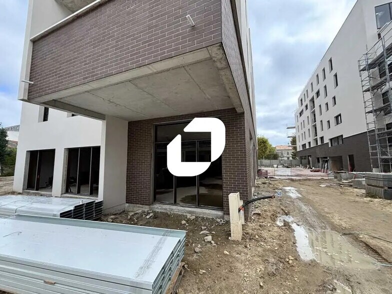Retail in Bordeaux for lease - Building Photo - Image 2 of 7