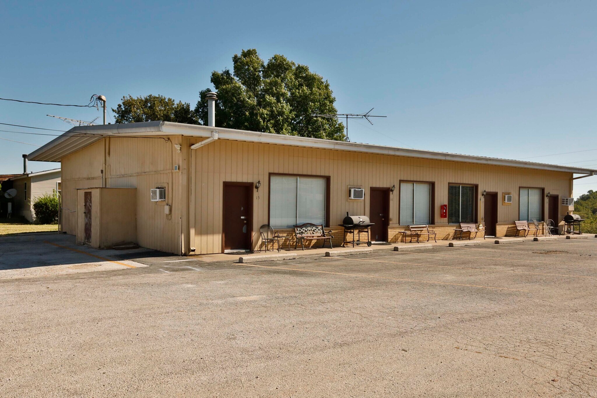 5 Southwinds Loop, Greenfield, MO 65661 Southwinds Motel