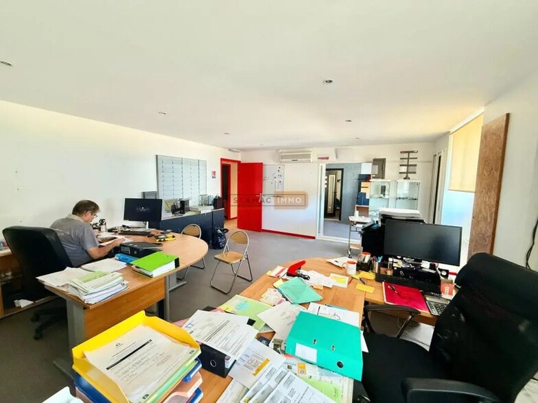 Office in Le Muy for lease - Interior Photo - Image 3 of 5