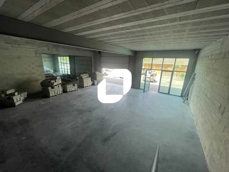 Flex in SAINT-JEAN-D'ILLAC for lease - Interior Photo - Image 1 of 8