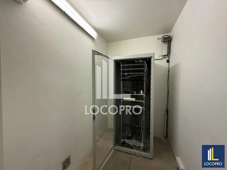 Flex in Nice for lease - Interior Photo - Image 3 of 12