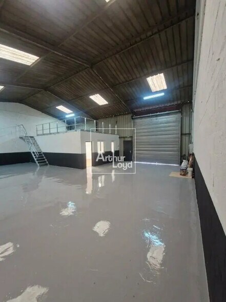 Flex in Fontenay-le-Vicomte for lease - Interior Photo - Image 2 of 5