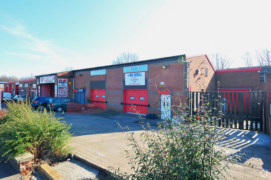 573-587 Stanningley Rd, Leeds for lease - Primary Photo - Image 1 of 5