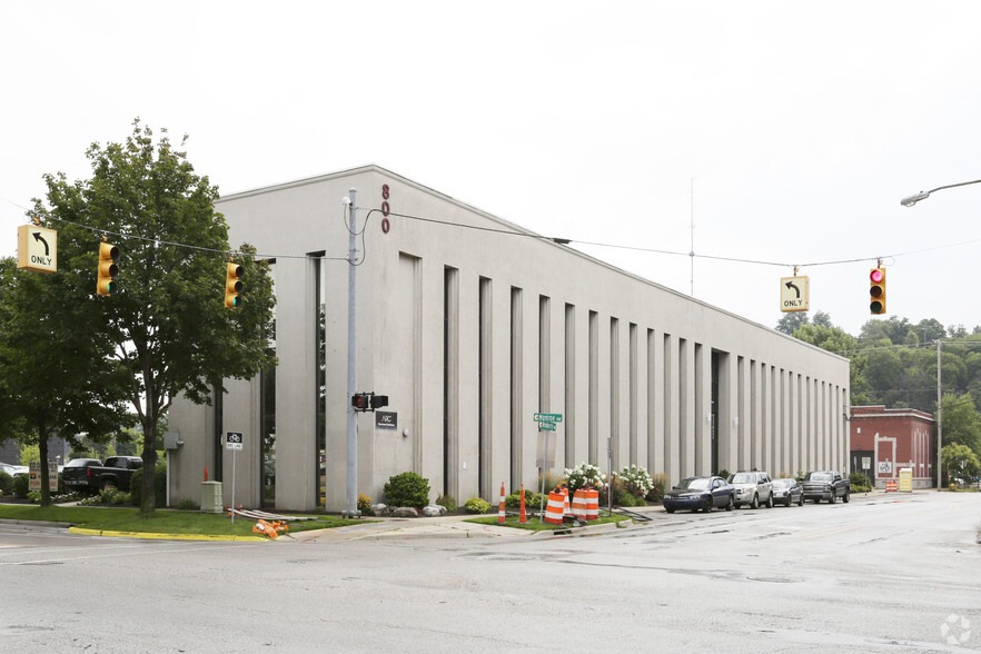 800 Monroe Ave NW, Grand Rapids, MI for lease - Primary Photo - Image 2 of 15