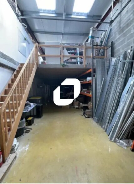 Flex in Treillières for lease - Interior Photo - Image 3 of 8