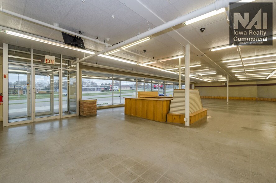 2830 University Ave, Waterloo, IA for sale - Interior Photo - Image 1 of 1