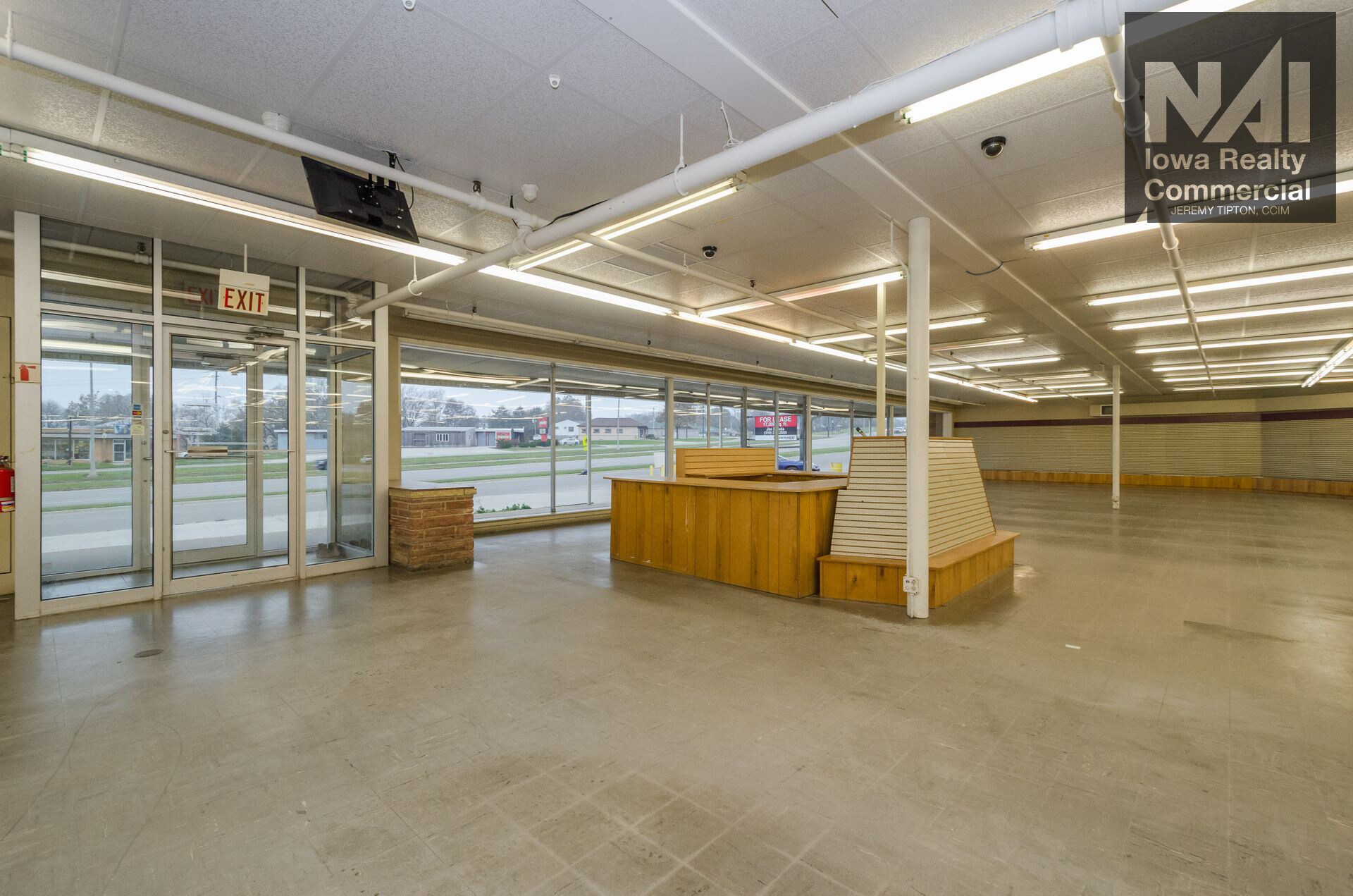 2830 University Ave, Waterloo, IA for sale Interior Photo- Image 1 of 1