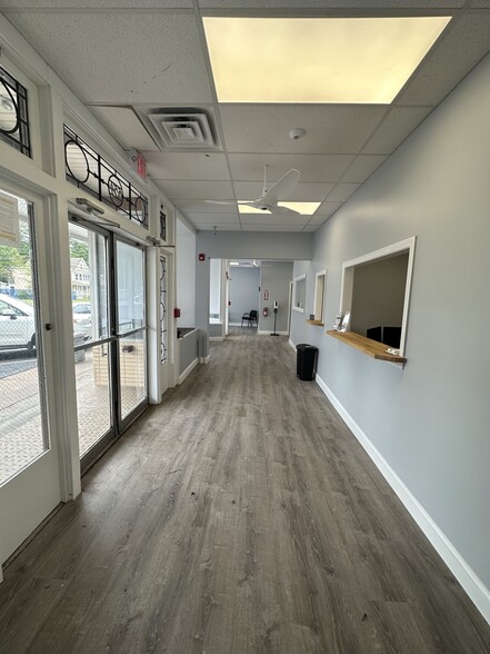 646-680 Center St, Manchester, CT for lease - Interior Photo - Image 2 of 7