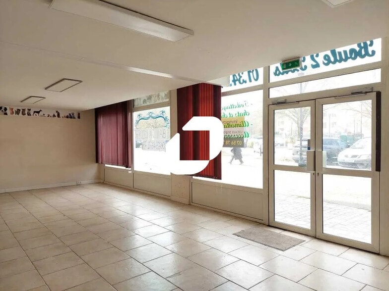 Retail in Élancourt for lease - Interior Photo - Image 3 of 7