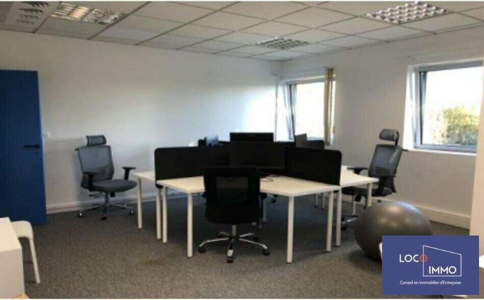 Flex in Pessac for lease - Interior Photo - Image 1 of 3