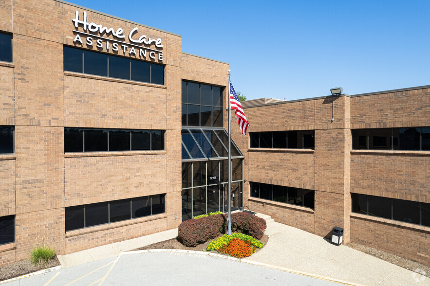 12101 Woodcrest Executive Dr, Creve Coeur, MO for lease - Building Photo - Image 3 of 6