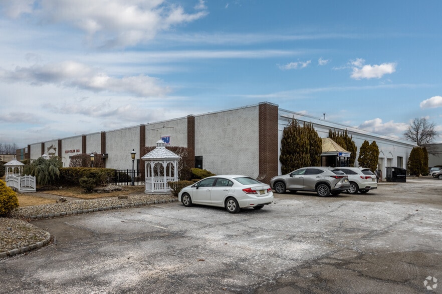 15-17 Gloria Ln, Fairfield, NJ for sale - Primary Photo - Image 1 of 1