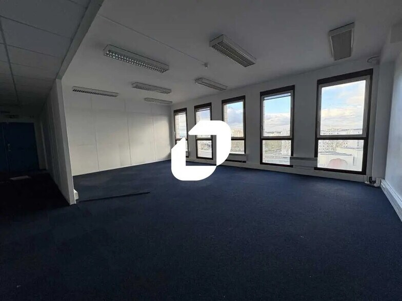 1-3 Place Charles De Gaulle, Montigny-le-Bretonneux for lease - Building Photo - Image 2 of 36