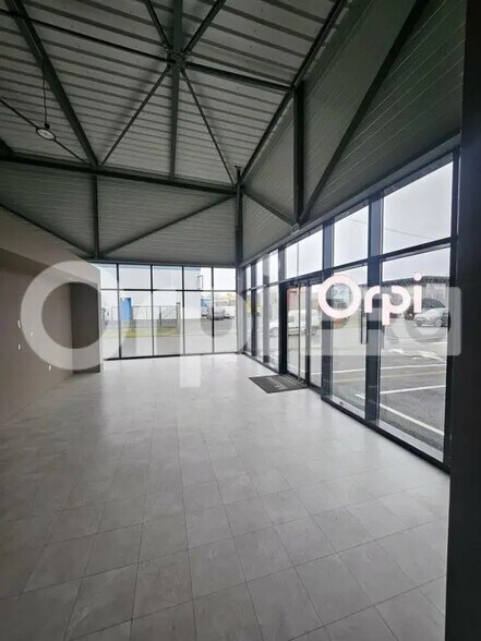 Retail in Cormontreuil for lease - Interior Photo - Image 1 of 4