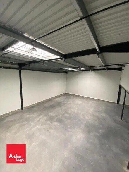 Flex in Chartres for lease - Interior Photo - Image 3 of 4