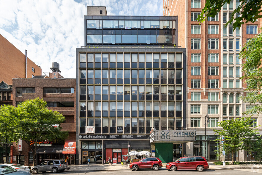 210 E 86th St, New York, NY for lease - Primary Photo - Image 1 of 8